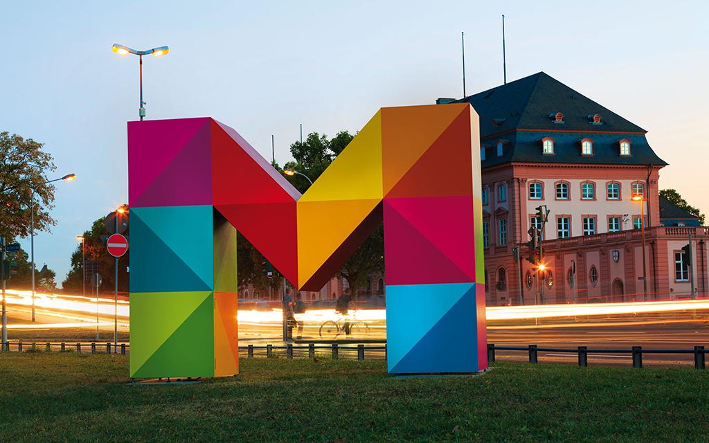 Das Mainzer Stadtwerke M vor dem Mainzer Landtag