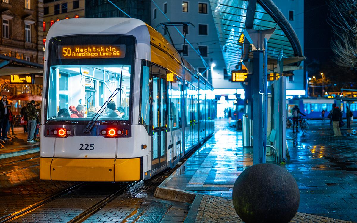 Tram bei Nacht