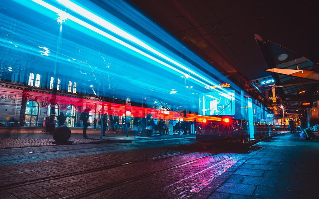 Straßenbahn der Mainzer Mobilität bei Nacht