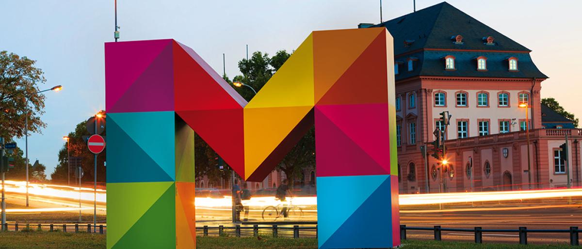 M vor dem Landtagsgebäude am Rhein M vor dem Landtagsgebäude am Rhein