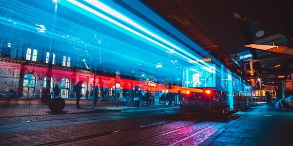 Straßenbahn der Mainzer Mobilität bei Nacht